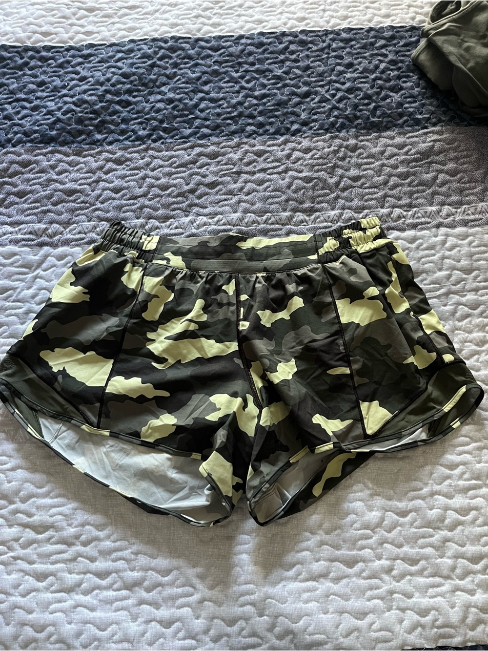 lululemon athletica Women's Camo Running Shorts - Olive & Black